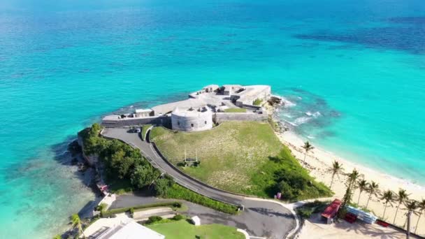 청록색 바다가 내려다 보이는 요새를 공중에서 내려다본 — 비디오