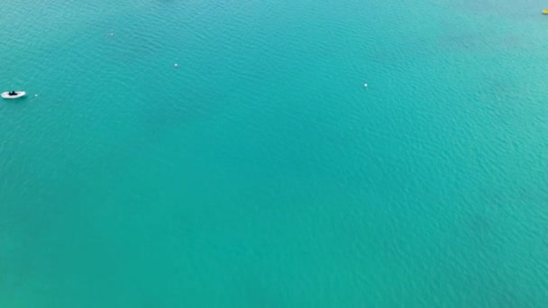Αεροφωτογραφία Του Τιρκουάζ Νερού Ναυάγιο Στον Πυθμένα Αποκαλύπτοντας Τροπικό Νησί — Αρχείο Βίντεο