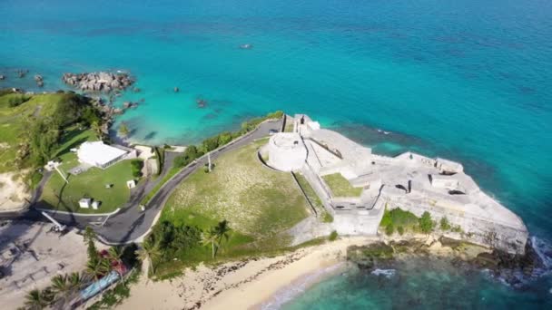 热带岛屿上俯瞰青绿色大海的老堡垒的空中景观 Circling Naquter Clockwise — 图库视频影像
