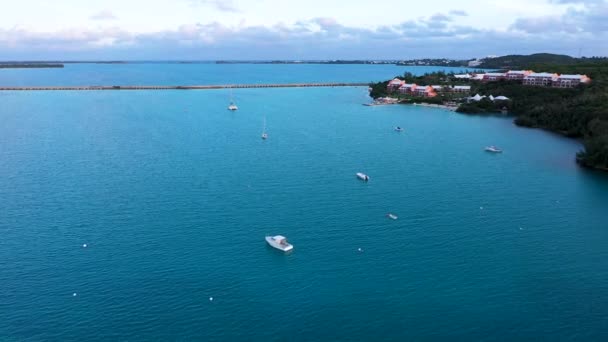 Vista Aerea Lungo Ponte Auto Acque Turchesi Chiare Sull Isola — Video Stock