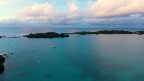 熱帯の島による大きな透明なターコイズブルーの海の空中ビュー 水の上のボート — ストック動画