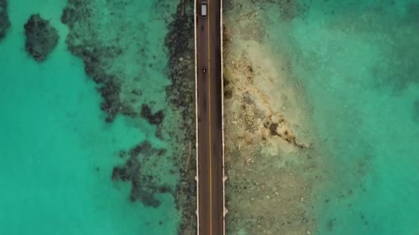 Vista Volo Uccello Del Ponte Auto Sull Acqua Turchese Sull — Video Stock