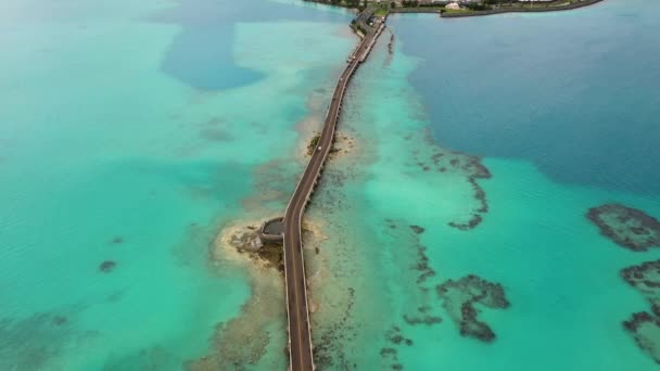 熱帯の島のターコイズブルーの水の上の車の橋の空中ビュー — ストック動画
