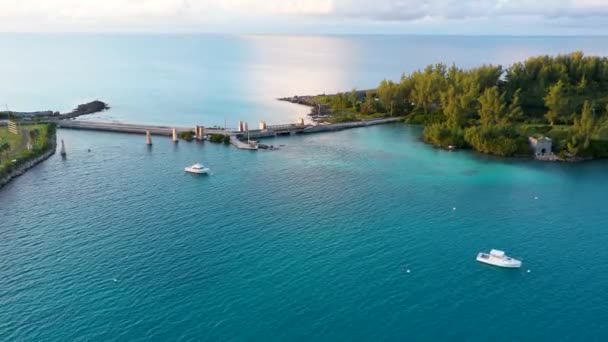 Вид Повітря Маленький Міст Над Чистою Бірюзовою Водою Тропічному Острові — стокове відео