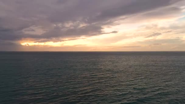 熱帯の島による大きな海の上の夕日の空中ビュー — ストック動画
