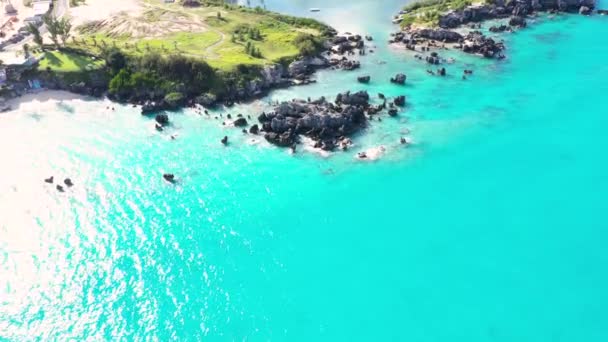 Vista Aerea Rocce Appuntite Acqua Turchese Isola Tropicale — Video Stock