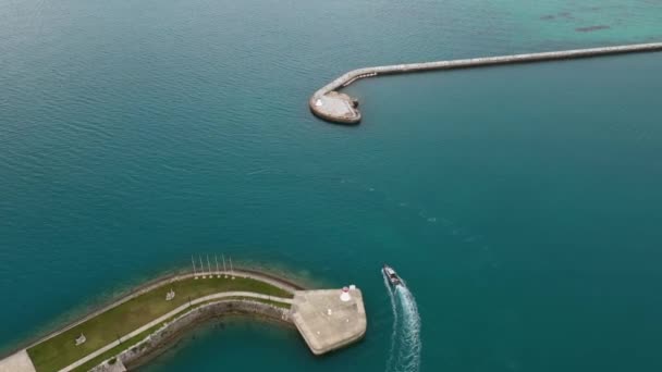 Vista Aérea Barco Que Sai Porto Ilha Tropical Água Azul — Vídeo de Stock