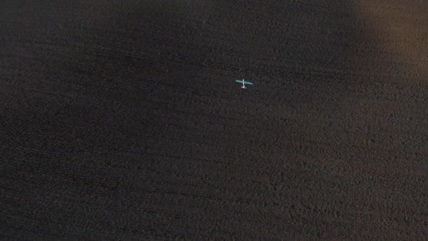 Avión Control Radio Blanco Volando Sobre Campos Marrones — Vídeos de Stock