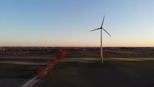 フィールド上の中央に電気風車のドリー移動 Uhdでドローン撮影 — ストック動画