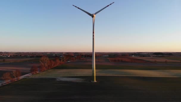 現場の真ん中にある電気風車 — ストック動画