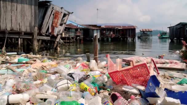 カンボジアの浮遊村でのプラスチックダービー汚染 — ストック動画