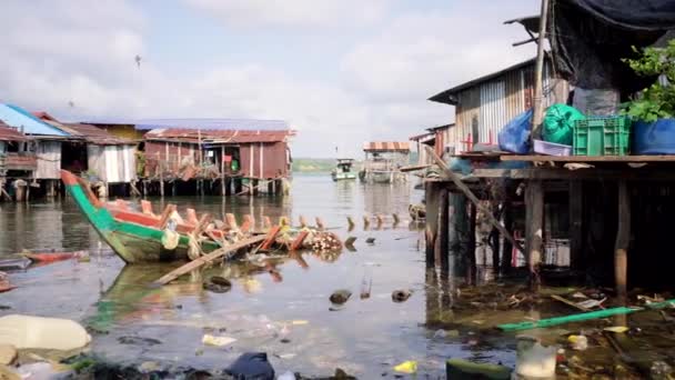 Vista Panorámica Contaminación Plástica Pueblo Flotante Camboya — Vídeo de stock