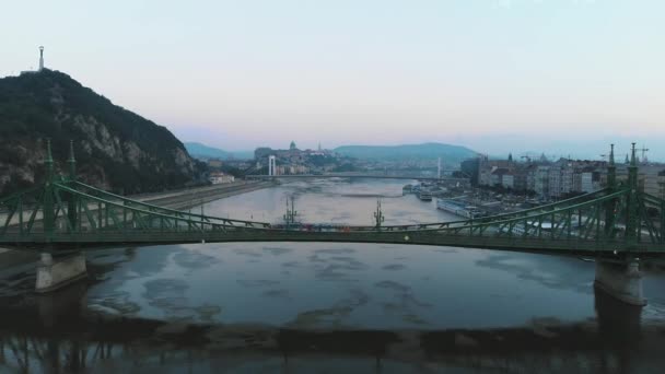 Luchtfoto Van Tram Passeert Vrijheidsbrug Donau Boedapest Bij Zonsopgang Ochtend — Stockvideo