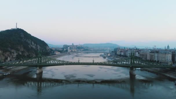 Widok Powietrza Most Liberty Nad Dunajem Budapeszcie Wschodzie Słońca Rano — Wideo stockowe