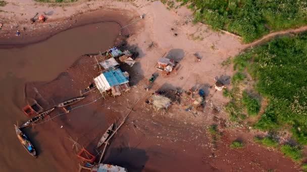 Imágenes Aéreas Aviones Tripulados Volando Sobre Una Casa Flotante Pescadores — Vídeos de Stock