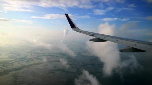 Verkehrsflugzeug Fliegt Durch Schönen Bewölkten Blauen Himmel — Stockvideo