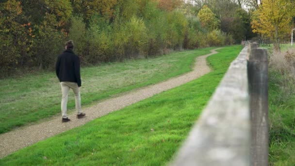 Jeune Homme Éloigne Caméra Sur Chemin Terre Dans Parc — Video