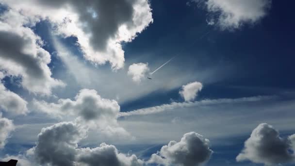 Beyaz Bulutlar Düzlemler Ile Dramatik Gökyüzü Arka Plan — Stok video