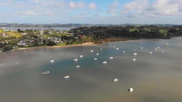 ニュージーランドのパヒ半島近くの白いボートのグループの上を飛ぶ — ストック動画
