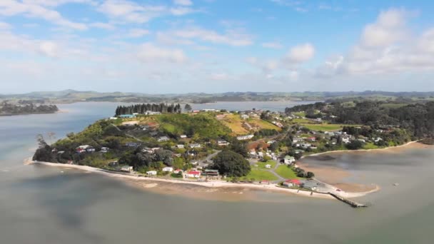 Câmera Drones Circulando Pela Península Pahi Nova Zelândia — Vídeo de Stock