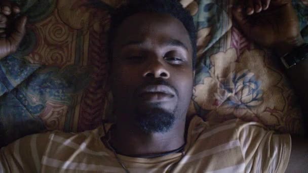 非裔美国男性睡醒时慢慢睁开眼睛 — 图库视频影像