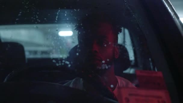 Afroamerikansk Man Väntar Bilen Trafikstockning — Stockvideo