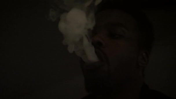 Afro Americano Soplando Humo Exhalador — Vídeos de Stock