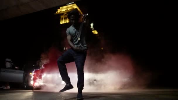Hombre Afroamericano Bailando Con Humo Faros — Vídeos de Stock