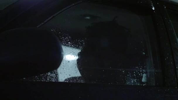 Africano Americano Masculino Esperando Seu Carro Com Luzes Piscando — Vídeo de Stock