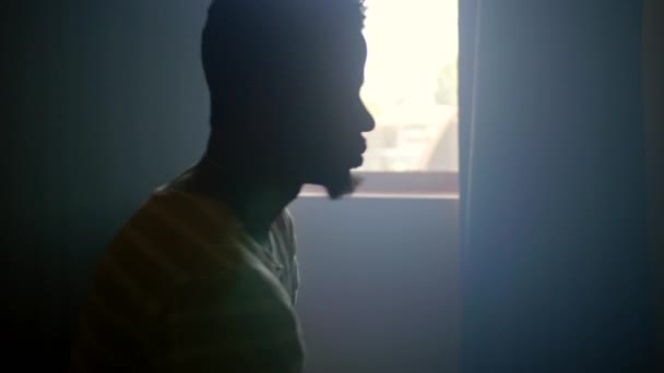 Hombre Afroamericano Sentado Cama Por Mañana Mirando Reloj — Vídeos de Stock