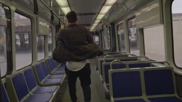 Blanke Man Rent Slow Motion Een Metro Auto — Stockvideo
