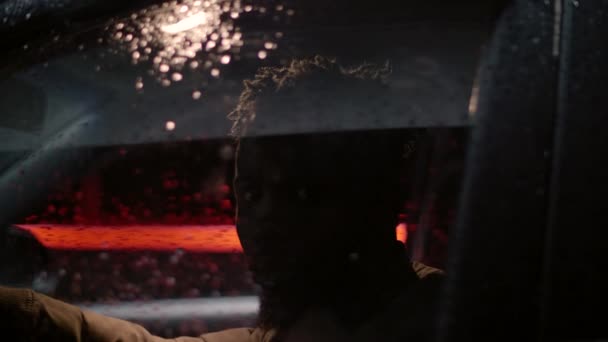 Close Homem Afro Americano Saindo Carro Câmera Lenta — Vídeo de Stock
