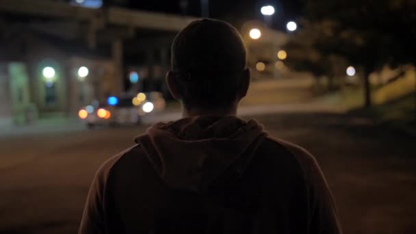 Вид Спины Человека Идущего Городской Улице Ночью — стоковое видео