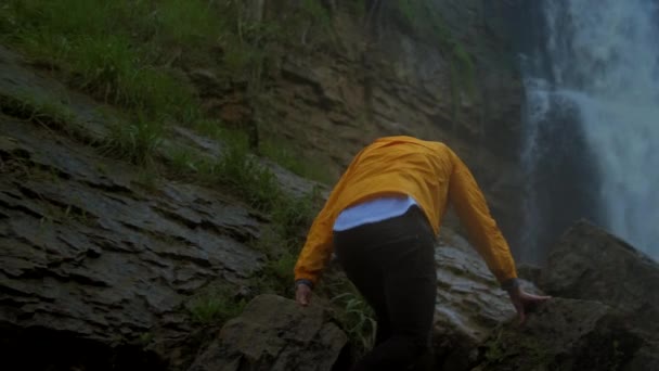 Escursionista Maschio Caucasico Che Sale Vedere Una Grande Cascata — Video Stock