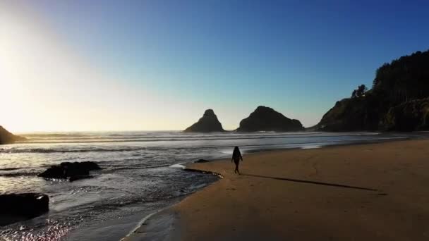 Eine Frau Geht Vom Wasser Weg Während Ruhige Wellen Aus — Stockvideo