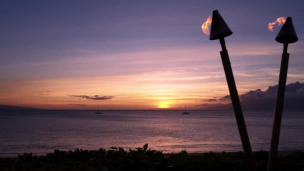 Coucher Soleil Sur Une Plage Maui Avec Des Torches Feu — Video