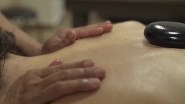 Est Traitement Massage Aux Pierres Chaudes — Video