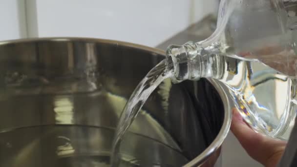 Isto Álcool Ser Derramado Numa Destilaria Gin — Vídeo de Stock