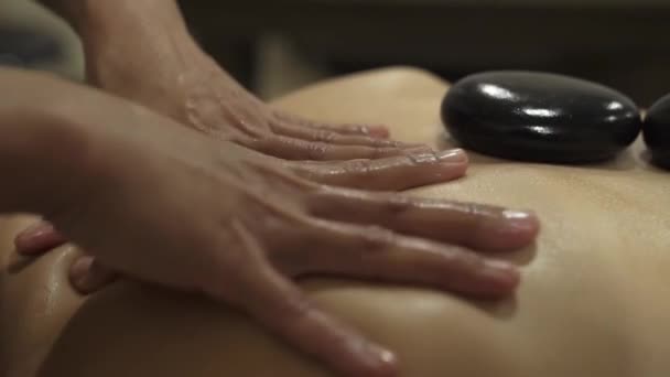 Est Traitement Massage Aux Pierres Chaudes — Video