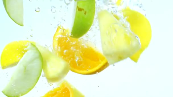 Fruta Caiu Água Câmera Lenta — Vídeo de Stock
