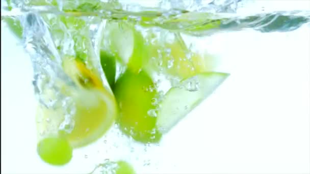 Fruit Gedropt Het Water Slow Motion — Stockvideo