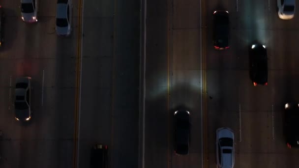 ロサンゼルスの405高速道路で夜の中間交通 上から引く — ストック動画