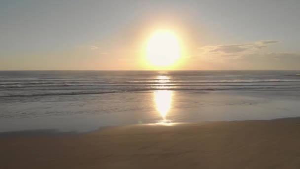 Vista Aérea Circulando Baixo Sobre Uma Praia Mar Arenoso Macio — Vídeo de Stock