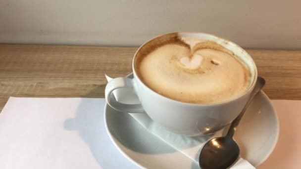 Λευκό Φλιτζάνι Καφέ Ακουστική Τέχνη Latte Αφρό Γάλακτος Στέκεται Ξύλινη — Αρχείο Βίντεο