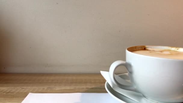 Taza Café Blanco Con Espuma Leche Sobre Tabla Madera — Vídeo de stock