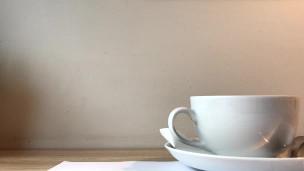 木板上的白色咖啡杯滑行镜头 — 图库视频影像