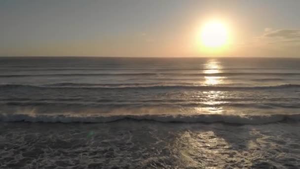 日没時にゆっくりと野生の海の上を飛んで カメラを下に傾ける — ストック動画