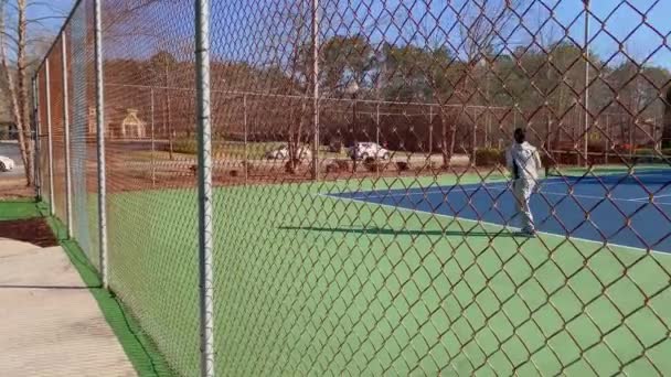 Männer Spielen Tennis Stadtpark — Stockvideo