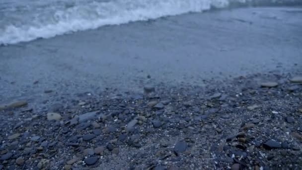 Serin Renkli Dalgalar Çakıllı Bir Kıyıya Vuruyor — Stok video