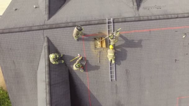 Feuerwehrleute Aus Der Luft Bei Der Dachentlüftung — Stockvideo